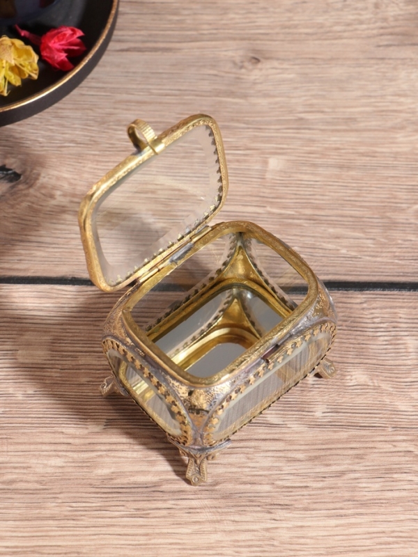 Шкатулка стеклянная «Сундучок», латунь, 8.5×7.5×8 см Шкатулка стеклянная «Сундучок», латунь, 8.5×7.5×8 см