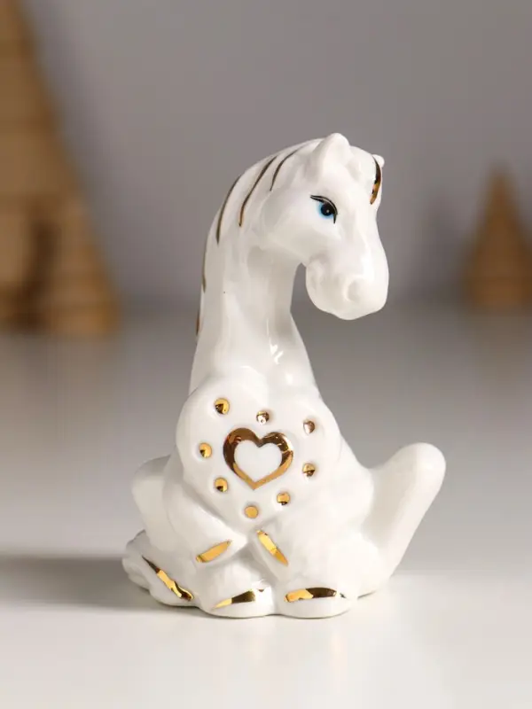 Сувенир керамика "Конь с сердечком" белый с золотом 7х5х8,5 см