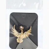 Брошь "Калибри с цветком", цвет белый в золоте