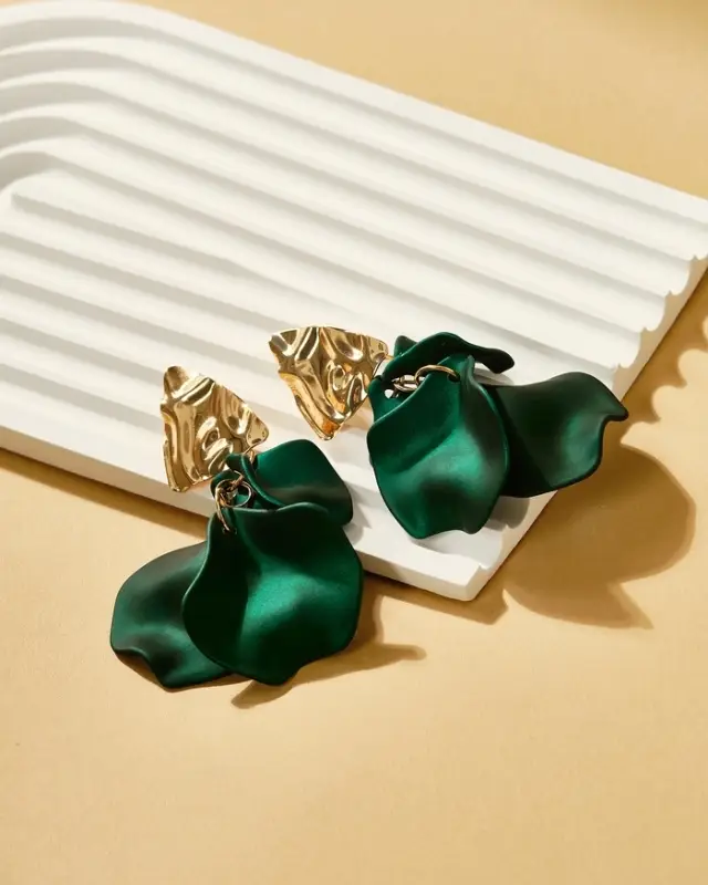 Серьги ассорти &laquo;Ветер&raquo;, мятые треугольники, зелёные