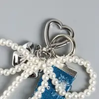 Брелок на карабине с джинс. ремешком "Жемчужный бант и бабочка" бусины d=0,5 см 15х10,5х1 см 10904 Брелок на карабине с джинс. ремешком "Жемчужный бант и бабочка" бусины d=0,5 см 15х10,5х1 см 10904