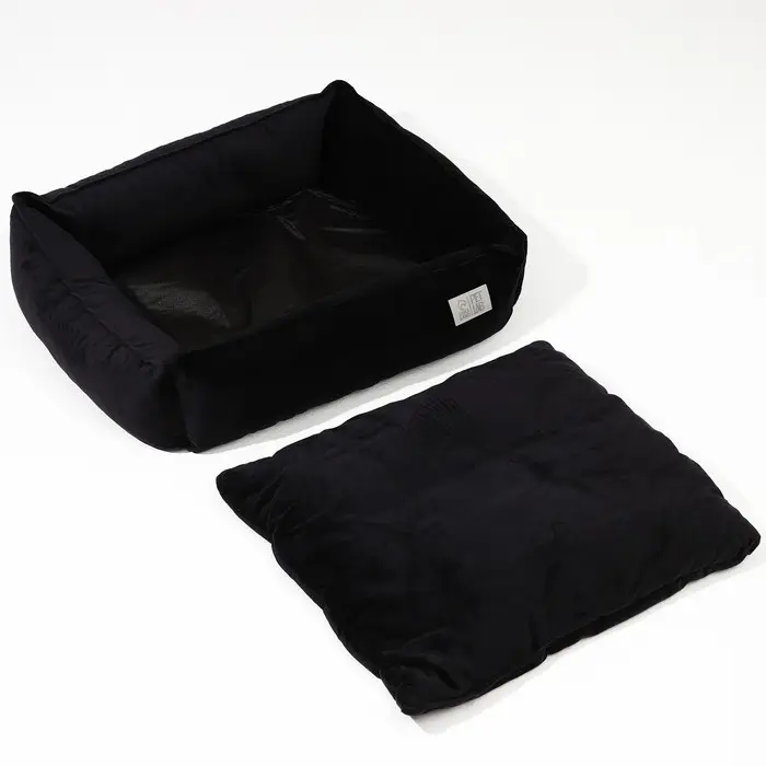Лежанка для кошек и собак велюровая Pet Lab, 45 х 40 х 15 см, черная Лежанка для кошек и собак велюровая Pet Lab, 45 х 40 х 15 см, черная