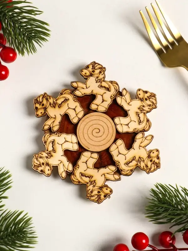 Подставка под горячее Лошадь маленькая, 11см, можжевельник Подставка под горячее Лошадь маленькая, 11см, можжевельник