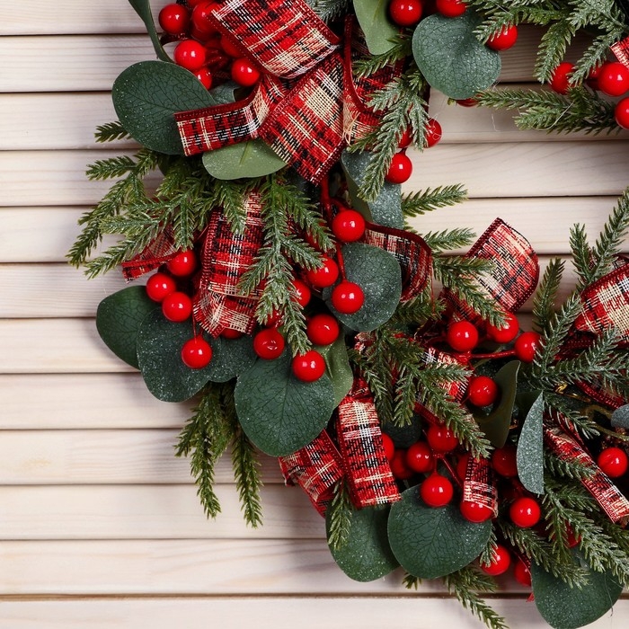 Венок новогодний d- 35 см  Венок новогодний d- 35 см "Уютная сказка" клетчатые ленты ягоды матовые листья