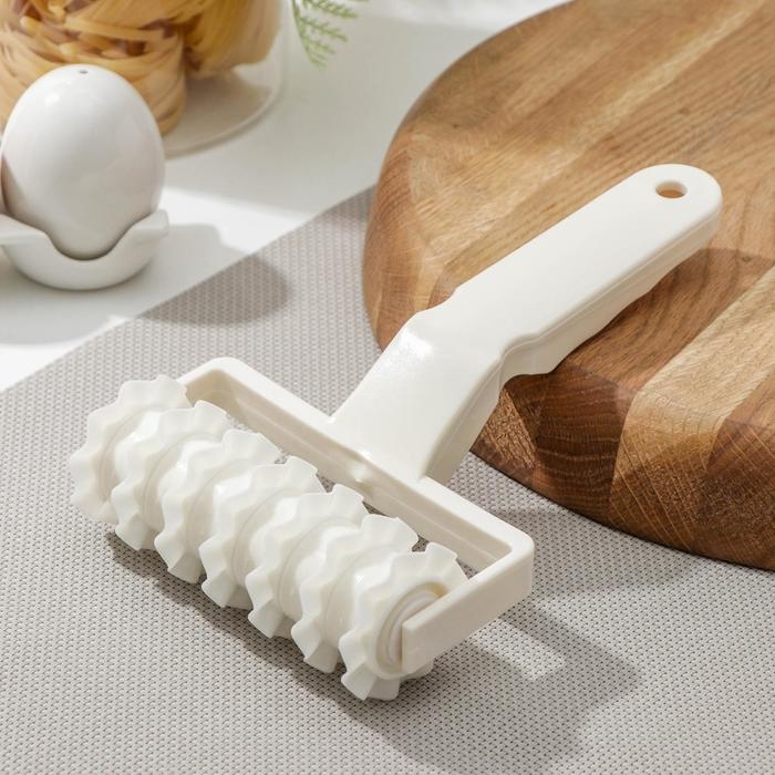 Валик для нарезки полос из теста Доляна «Волна», 20×12×4 см, цвет белый Валик для нарезки полос из теста Доляна «Волна», 20×12×4 см, цвет белый