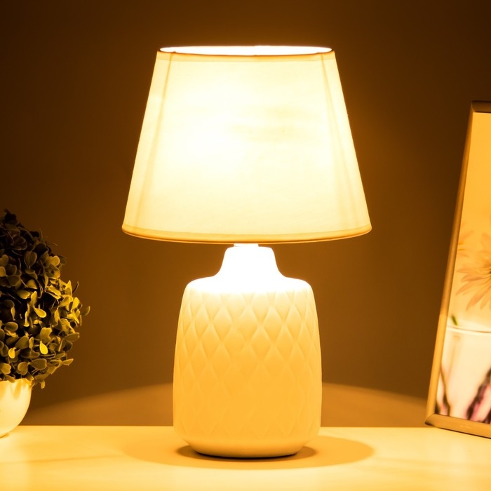 Настольная лампа "Джайм" Е14 40Вт белый 25х25х38 см RISALUX