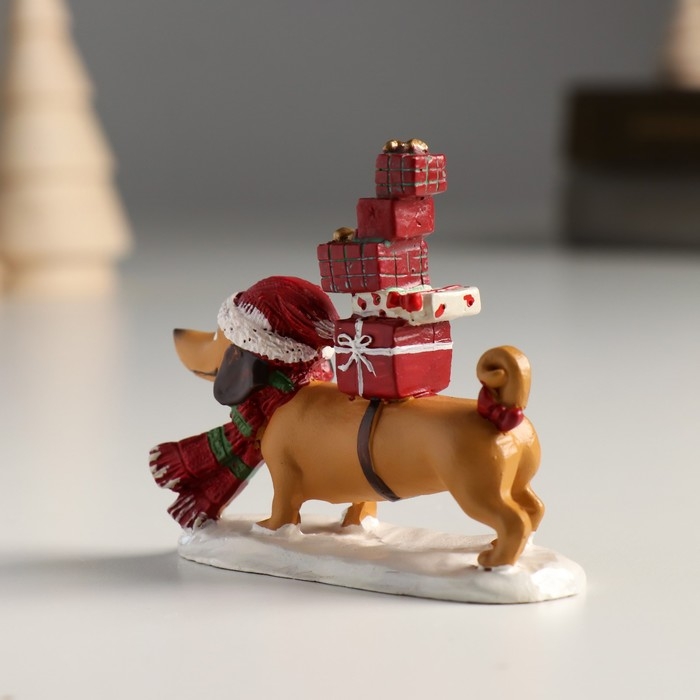 Сувенир полистоун "Такса в шапке несёт подарки" 8х2,5х6,5 см