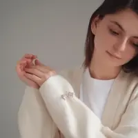 Зажим для кардигана &laquo;Ажур&raquo;, цвет белый в серебре