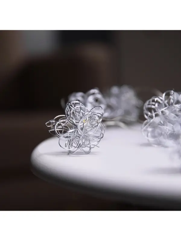 Гирлянда &laquo;Нить&raquo; роса 5 см с насадками &laquo;Снежки&raquo;, IP20, серебристая нить, 10 LED, от батареек АА&times;2, свечение тёплое белое