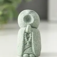 Фигурка песчаник &laquo;Буддийский монах с чётками - священные писания&raquo;, 3&times;3&times;5.5 см