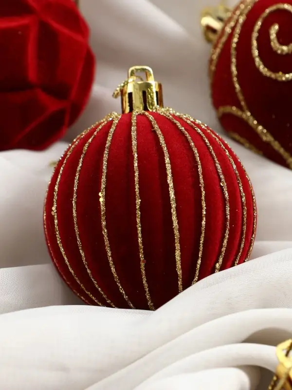 Набор шаров пластик d-6 см, 12 шт Набор шаров пластик d-6 см, 12 шт "Бархат. Время праздника" завитки снежинки, красный