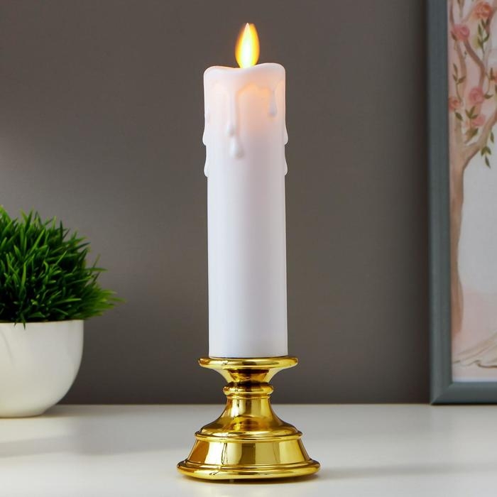 Светодиодная свеча в подсвечнике RISALUX «Большая», ночник LED с эффектом живого пламени, от батареек 2xААА, золото, 7×7×21 см Светодиодная свеча в подсвечнике RISALUX «Большая», ночник LED с эффектом живого пламени, от батареек 2xААА, золото, 7×7×21 см