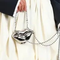 Сумка мини-клатч на магните, в форме губ, жёсткий корпус, на длинной цепочке, серебристая