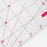 Линейка для квилтинга и пэчворка, с отверстиями, 30&times;30 см, розовая