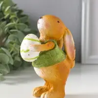 Сувенир полистоун "Зайчик в зелёной маечке с пасхальным яичком в лапках" 5,5х6,5х13 см