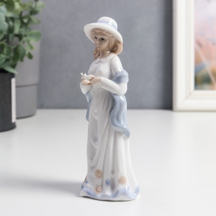 Сувенир керамика  Сувенир керамика "Девочка с шарфом, с голубем" цветной 14х5х5,5 см