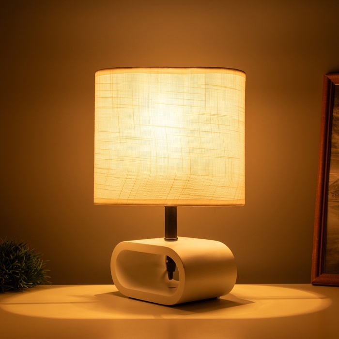 Лампа настольная Лампа настольная "Лилит" 1х40Вт Е27 белый 11,5х20х30см