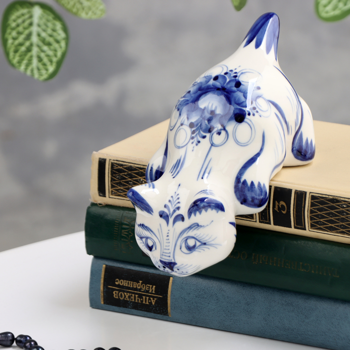 Сувенир Сувенир "Кошка Соня свисающая", гжель, фарфор, 8х16 см