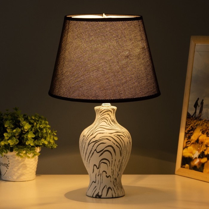 Настольная лампа Настольная лампа "Власта" E14 40Вт белый-черный 23х23х36 см RISALUX