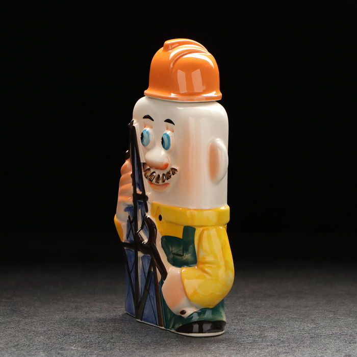 Штоф фарфоровый «Нефтяник. 4 сентября», в упаковке книге Штоф фарфоровый «Нефтяник. 4 сентября», в упаковке книге