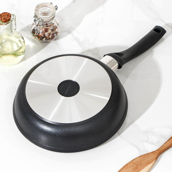 Сковорода «Традиция», d=22 см, пластиковая ручка, стеклянная крышка, утолщённое дно, антипригарное покрытие, цвет чёрный Сковорода «Традиция», d=22 см, пластиковая ручка, стеклянная крышка, утолщённое дно, антипригарное покрытие, цвет чёрный