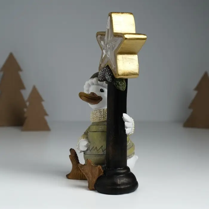 Фигурка светящаяся полистоун &laquo;Гусь в свитере у фонарного столба со звездой&raquo;, 12.5&times;9&times;20.3 см
