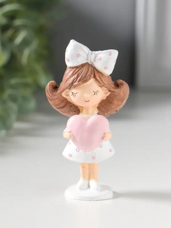 Сувенир полистоун "Девочка с большим бантом в волосах, держит сердце" 4,7х3х9 см