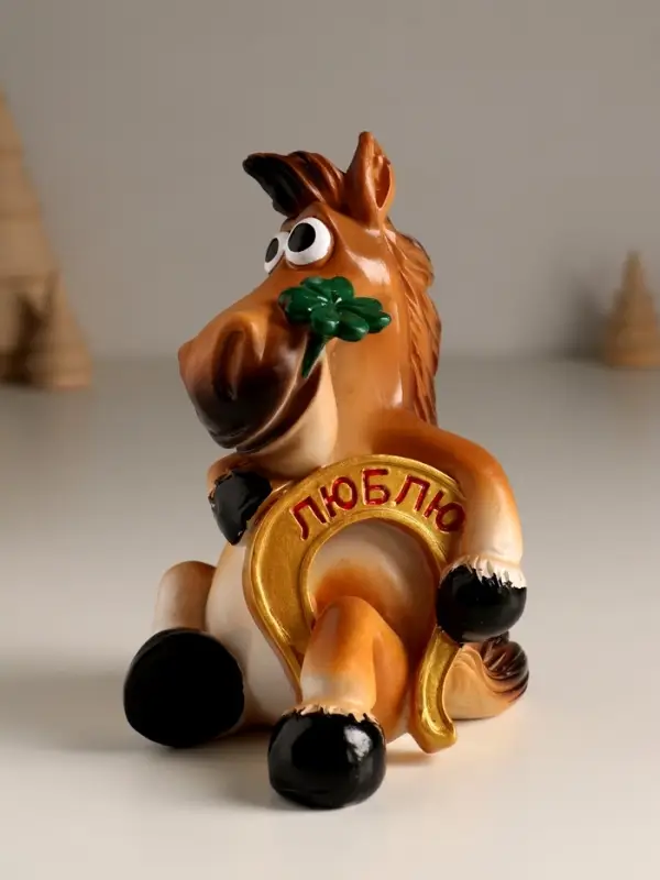 Копилка полистоун "Конь с подковой - Люблю и клевером" 9,7х8,5х13,3 см