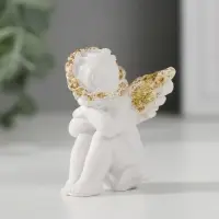 Сувенир полистоун "Ангелочек с головой на коленках сидит" белый с золотом 4,5х3,2х4,5 см