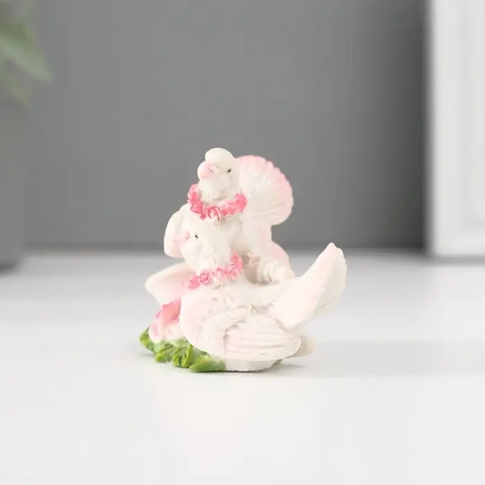 Фигурка полистоун &laquo;Голуби на книге в розовом венке&raquo;, 4&times;6 см