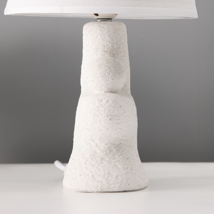 Настольная лампа с абажуром RISALUX «Гряда», 1×40 Вт, Е27, белый, фигурное основание, 20×20×32 см Настольная лампа с абажуром RISALUX «Гряда», 1×40 Вт, Е27, белый, фигурное основание, 20×20×32 см