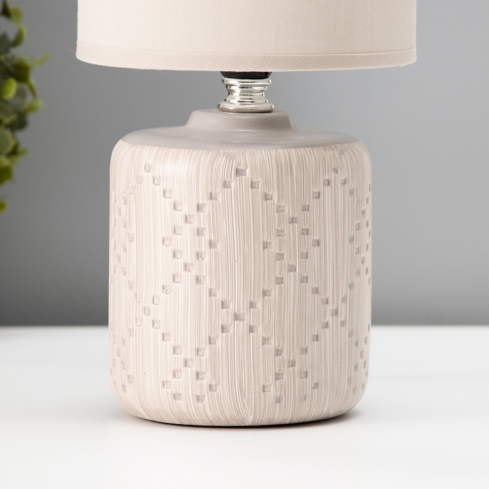 Настольная лампа с абажуром RISALUX «Мерида», Е14, 40 Вт, бежевый, 13×13×28 см Настольная лампа с абажуром RISALUX «Мерида», Е14, 40 Вт, бежевый, 13×13×28 см