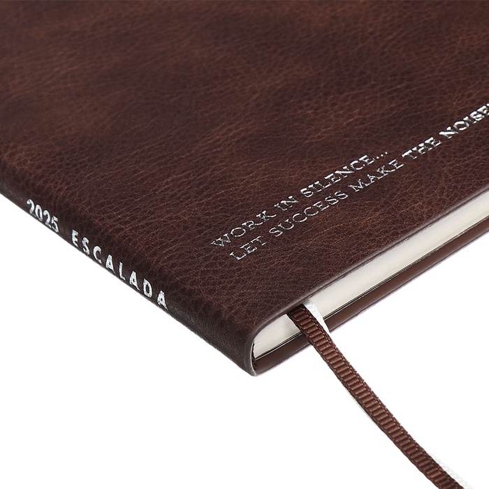 Еженедельник датир 2025г мягк обл иск кож А6+ 80л ESCALADA, тис ф, кр бл 70 г/м², кор-ый Еженедельник датир 2025г мягк обл иск кож А6+ 80л ESCALADA, тис ф, кр бл 70 г/м², кор-ый