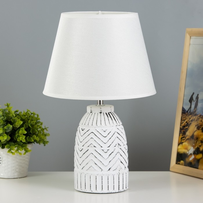 Настольная лампа Настольная лампа "Харби" E14 40Вт белый-черный 23х23х36,5 см RISALUX