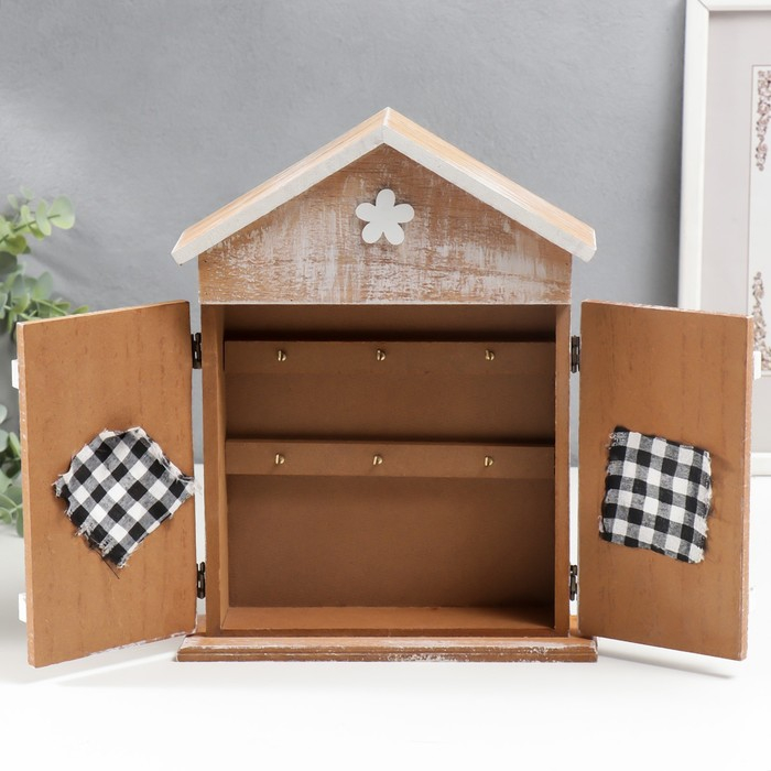 Ключница дерево 6 крючков Ключница дерево 6 крючков "Дом со ставнями-сердечками" 29,5х22,5х6 см