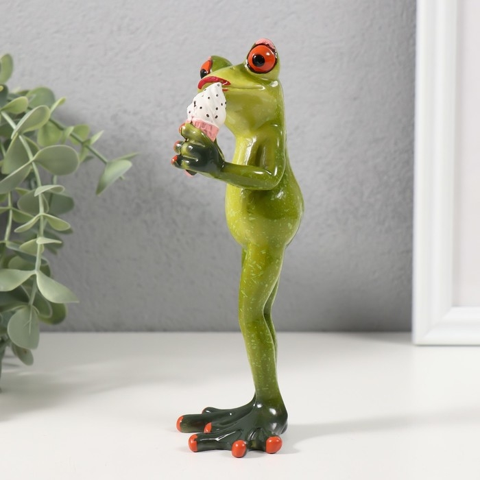 Сувенир полистоун лак Сувенир полистоун лак "Лягуха с рожком мороженного" 7х6,2х16,2 см