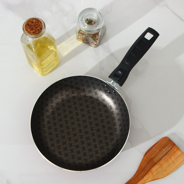 Сковорода «Хозяюшка», d=20 см, съёмная ручка, антипригарное покрытие, цвет бордовый Сковорода «Хозяюшка», d=20 см, съёмная ручка, антипригарное покрытие, цвет бордовый