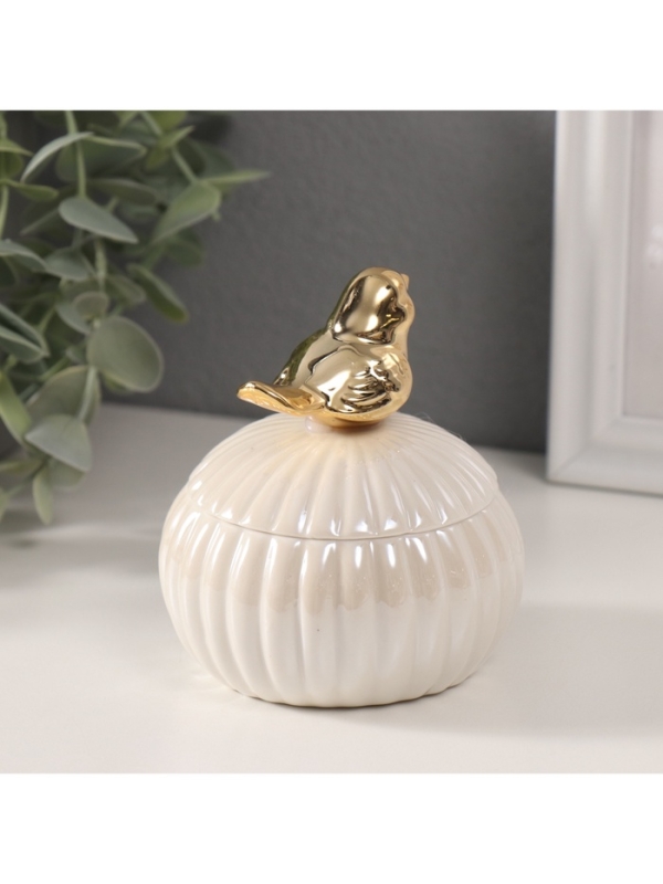 Шкатулка керамика "Пташка на пуфике" белый перламутр 8,2х8,2х10 см