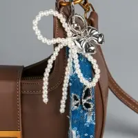 Брелок на карабине с джинс. ремешком "Жемчужный бант и бабочка" бусины d=0,5 см 15х10,5х1 см 10904 Брелок на карабине с джинс. ремешком "Жемчужный бант и бабочка" бусины d=0,5 см 15х10,5х1 см 10904