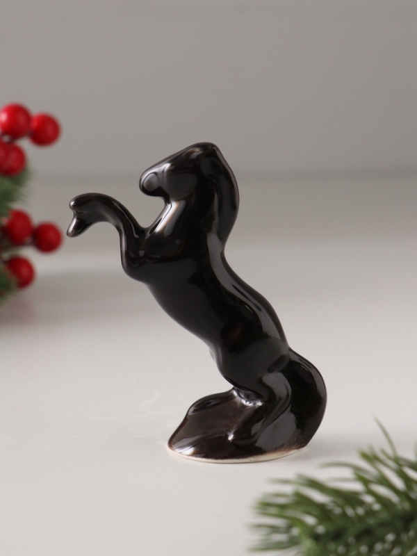Статуэтка фарфоровая Статуэтка фарфоровая "Конь чёрный", /цветная глазурь/, 9 см 07-374-2