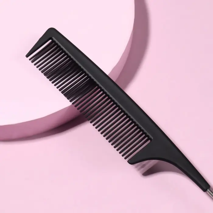 Расчёска антистатическая, 22×3(±1) см, с металлическим хвостиком, карбон, чёрная