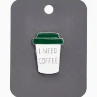 Значок &laquo;Мне нужен кофе&raquo;, бело-зелёный в серебре