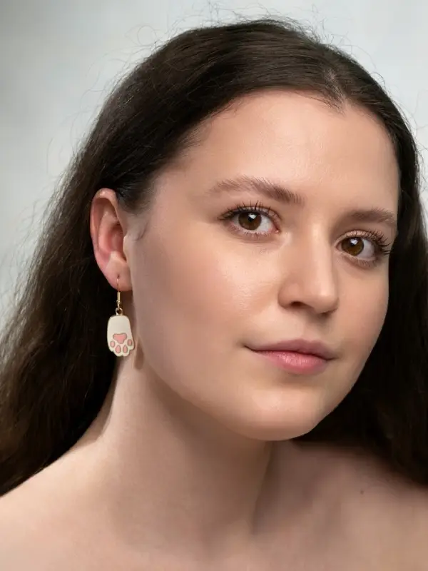 Серьги с эмалью &laquo;Лапка&raquo;, кота, розово-белые в золоте