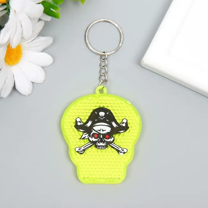 Брелок для ключей на кольце &laquo;Череп пирата&raquo;, пластик, светоотражающий катафот, 5&times;5.5 см