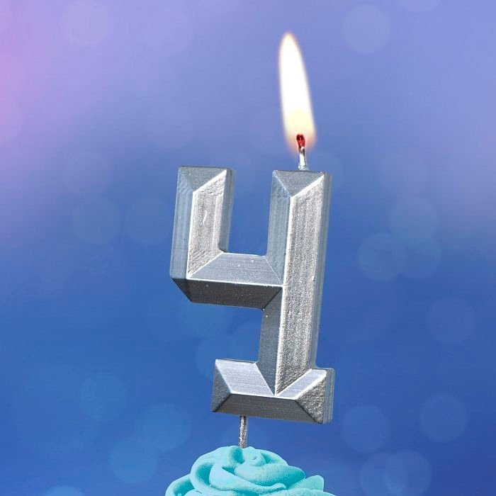 Свеча в торт на шпажке «Серебряные грани», цифра 4, серебряная