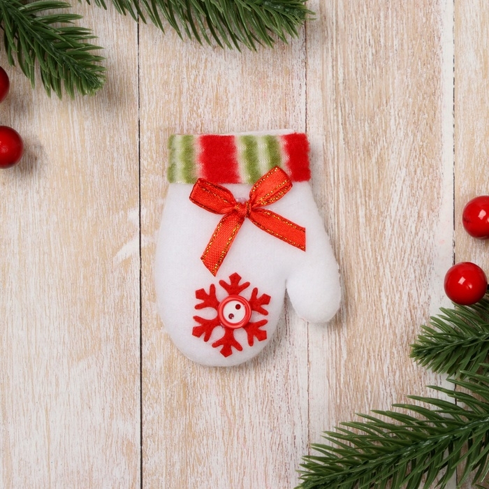 Мягкий магнит Мягкий магнит "Варежка со снежинкой" 8х6 см, белый