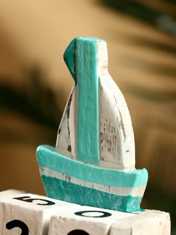 Календарь настольный "Парусник" дерево 7х4х11 см,