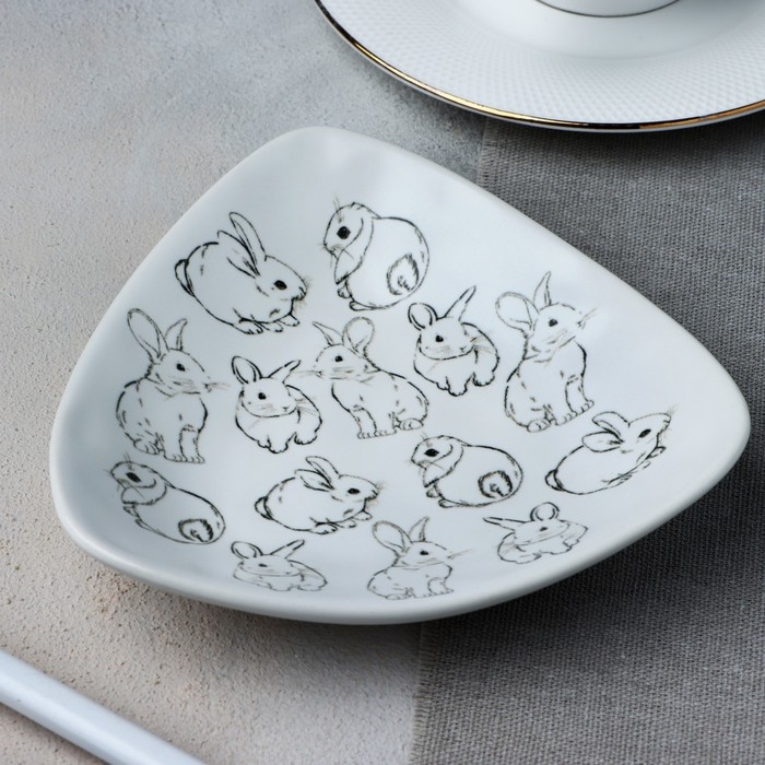 Тарелка керамическая «Пасхальные зайки», 13.5 х 13.5 см, цвет белый Тарелка керамическая «Пасхальные зайки», 13.5 х 13.5 см, цвет белый