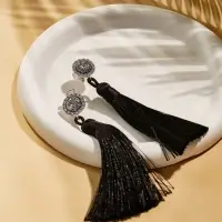 Клипсы для ушей QF &laquo;Кисти&raquo;, цвет чёрный, L кисти 7 см