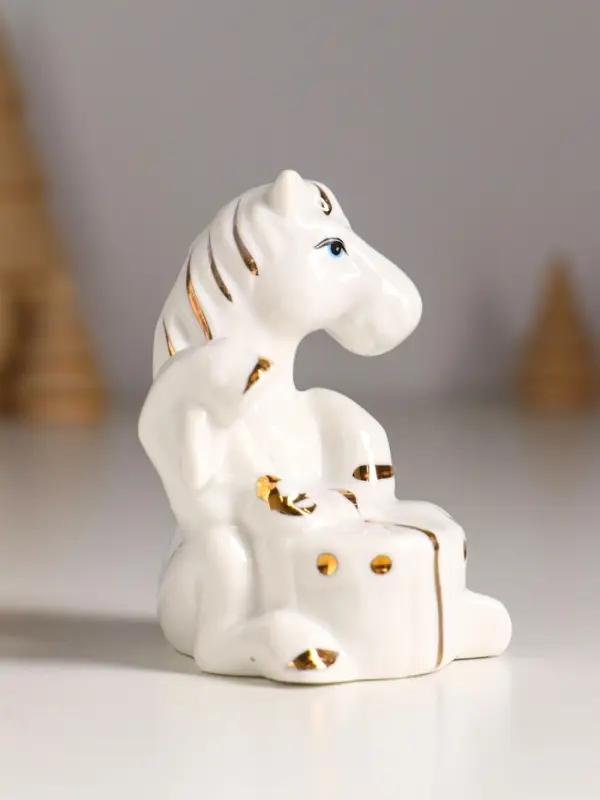 Сувенир керамика "Конь с подарком" белый с золотом 6,5х5,5х7,5 см
